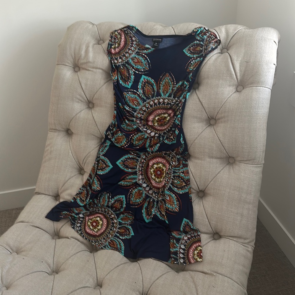 Flattering, flirty perfect little dress. Size 8 petite